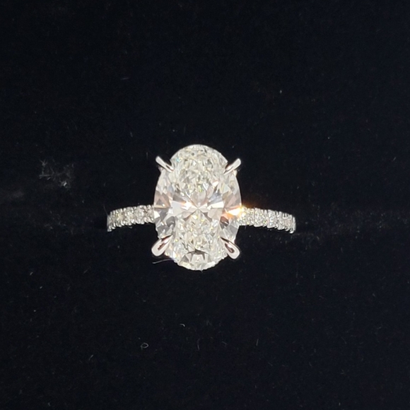 Elegant Silver Oval-Cut Ring - Picture 9 of 14